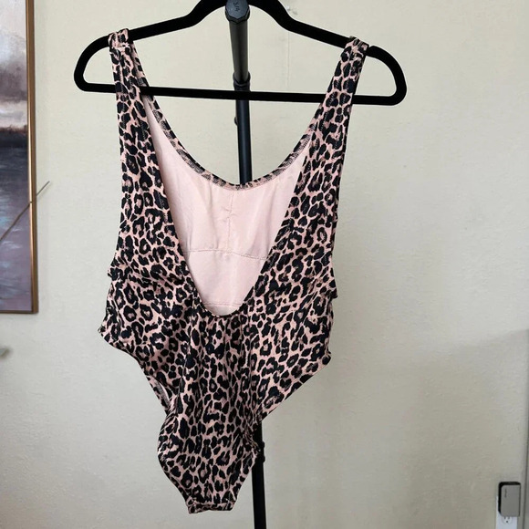 Victoria Secret Women's Leopard Shine Strap Plunge One-Piece Swimsuit Si… - Picture 4 of 6